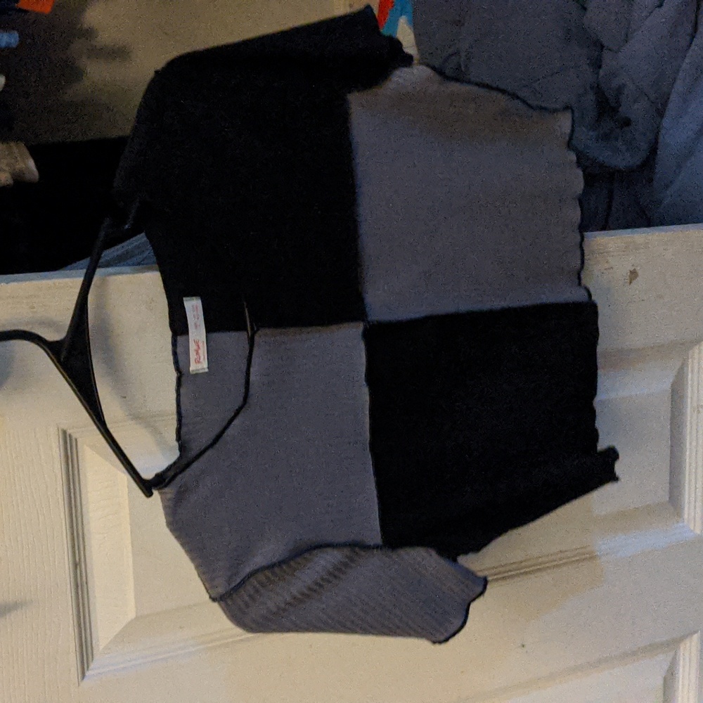 Back & Grey Ribbed Color Block Crop Top - Picture 1 of 4